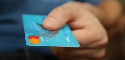 Czy opłaca się korzystanie z karty debetowej?