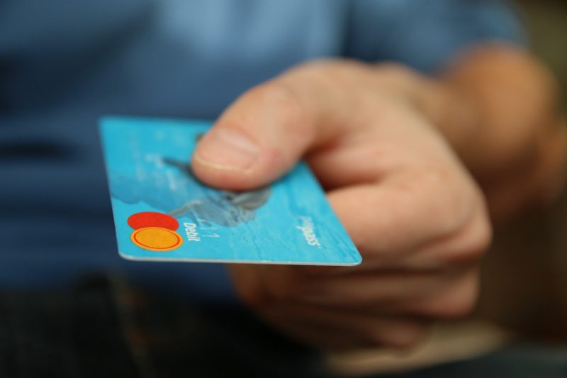 Czy opłaca się korzystanie z karty debetowej?