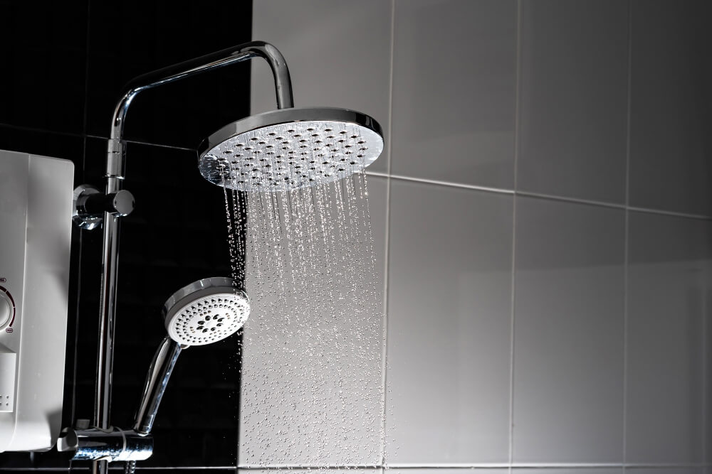 Zużycie wody pod prysznicem – sposoby na oszczędzanie