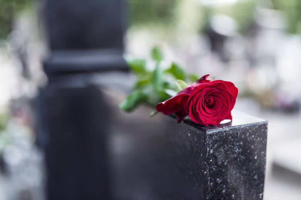 Ile kosztuje organizacja pogrzebu – niezbędne koszty i wydatki, na które trzeba być przygotowanym