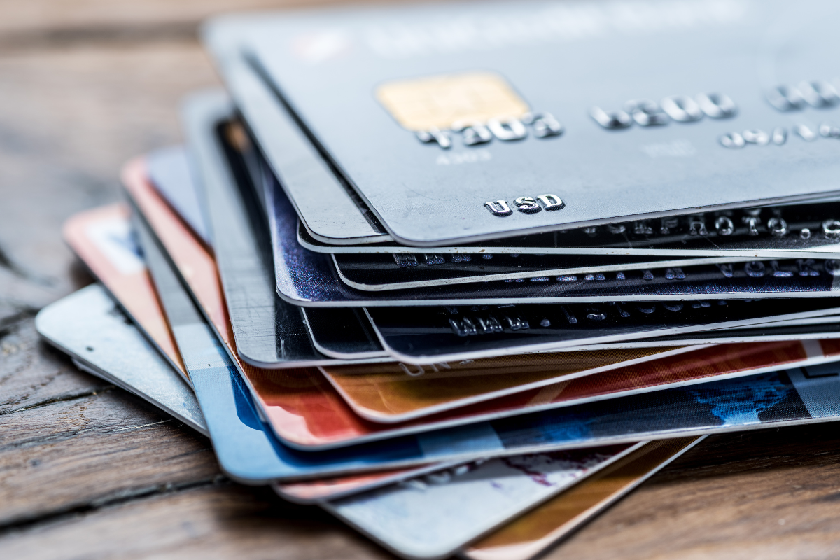 Czym się różni karta debetowa od kredytowej?